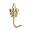 Goldfarbener Wandhaken mit Lilien-Motiv.