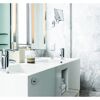 Waschbecken mit zwei Wasserhähnen und Handtüchern
