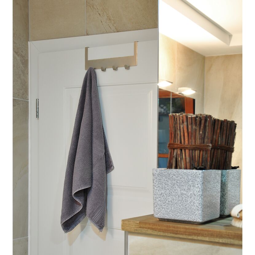 Handtuch an Türgarderobe