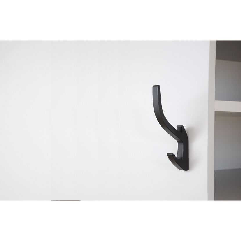 Schwarzer Garderobenhaken an weißer Wand