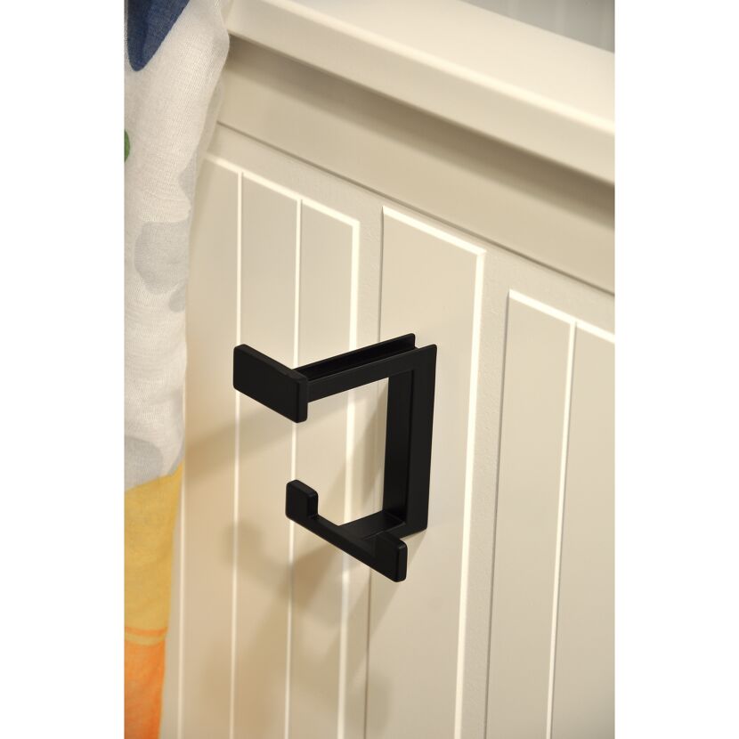 Schwarzer Haken an weißer Wand
