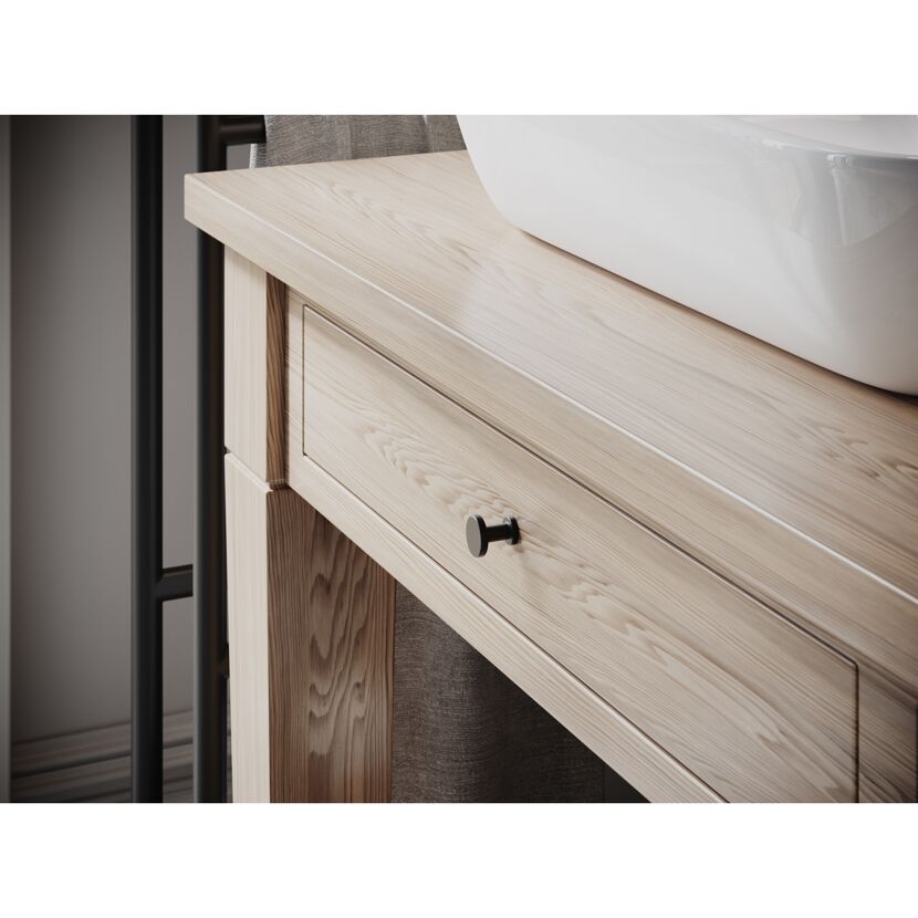 Nahaufnahme einer hellen Holzkommode mit Schublade