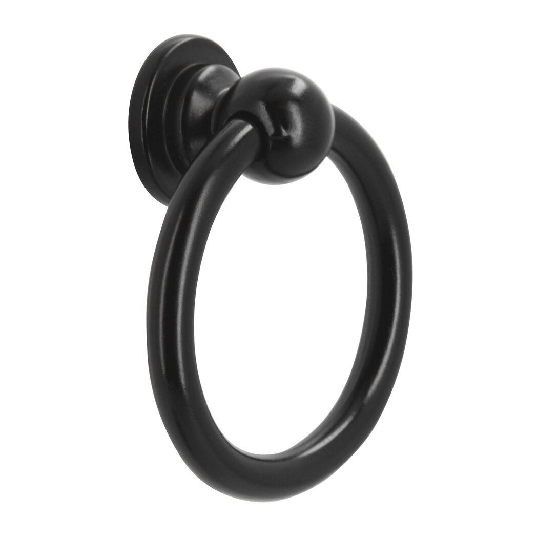 Schwarzer Türklopfer in Ringform