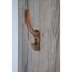 Messingfarbener Haken an Holzwand