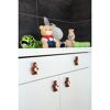 Weiße Kommode mit Teddybär-Griffen und Stofftieren