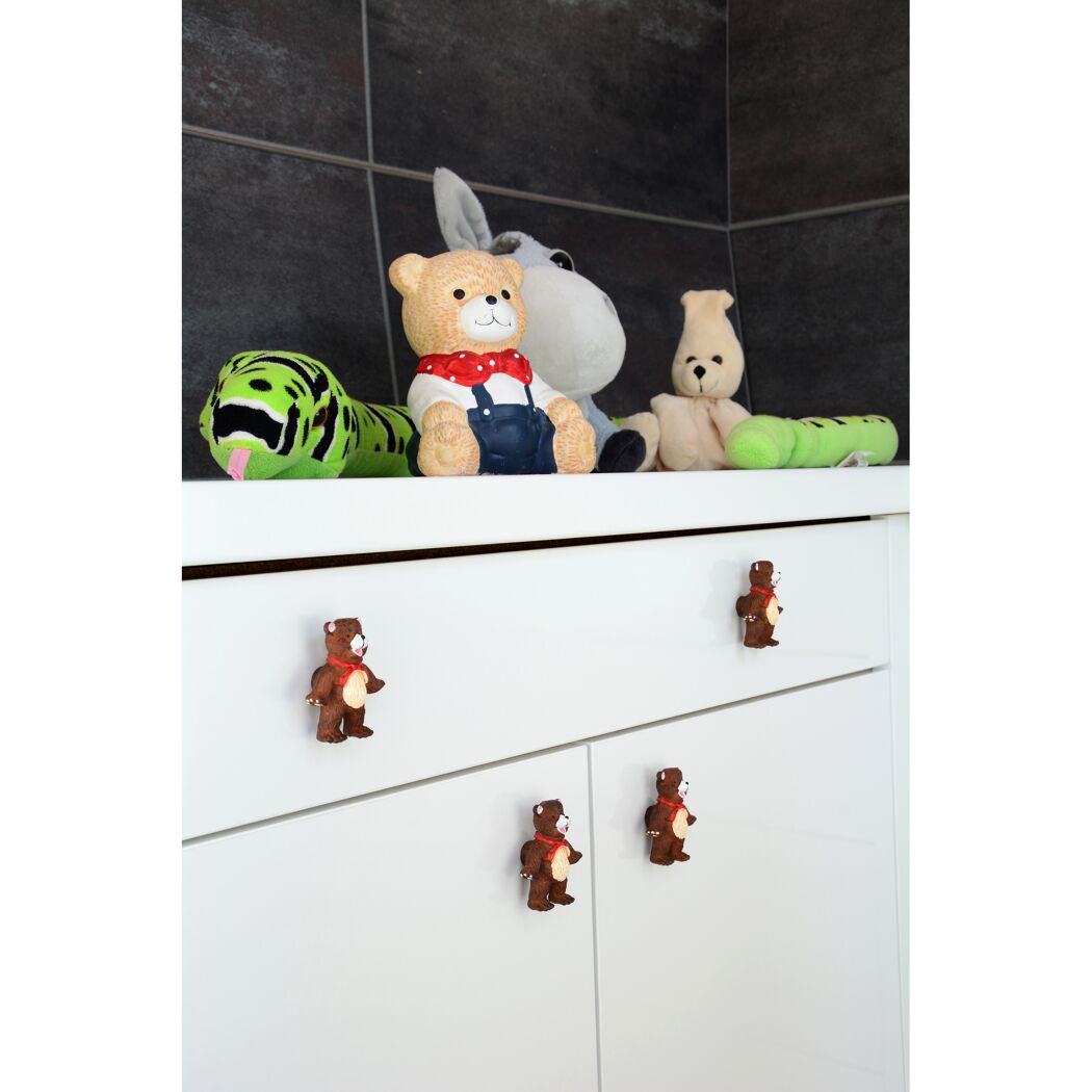 Weiße Kommode mit Teddybär-Griffen und Stofftieren