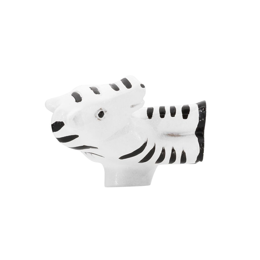 Ein weißer Knopf mit schwarzem Zebra-Muster.