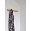 Garderobe aus Kiefernholz mit gemustertem Schal