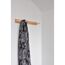 Garderobe aus Kiefernholz mit gemustertem Schal
