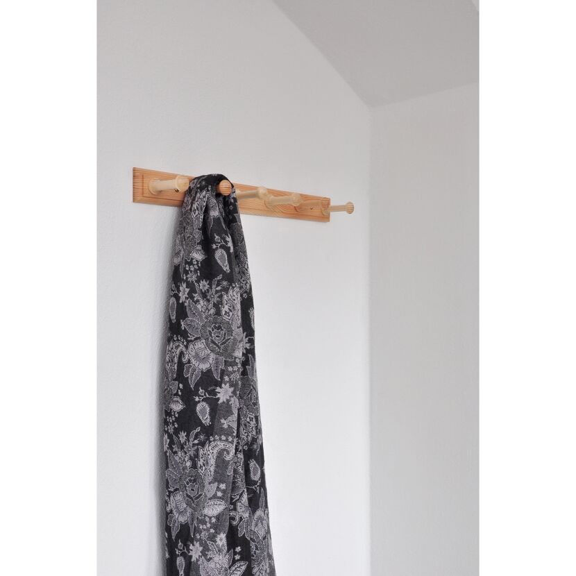 Garderobe aus Kiefernholz mit gemustertem Schal