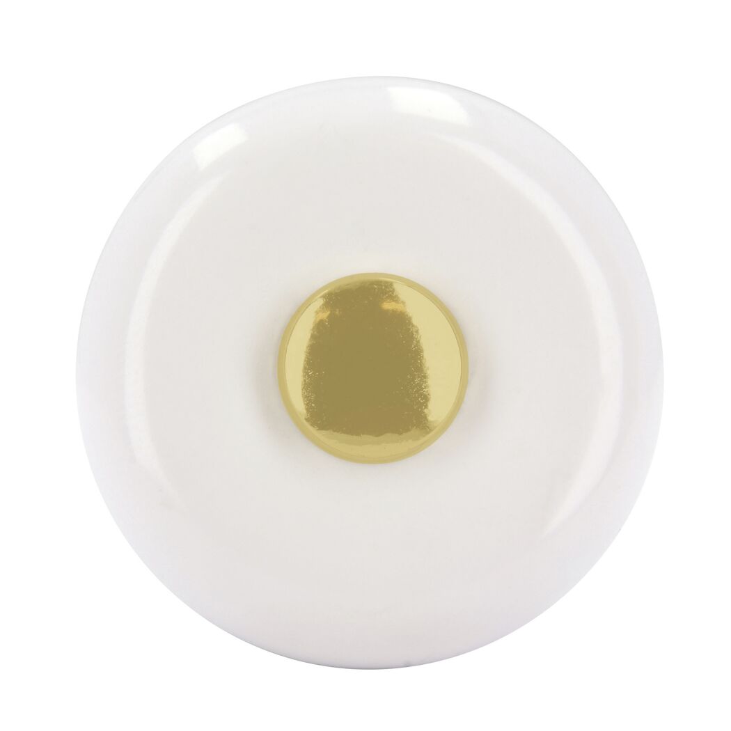 Weißer Knopf mit goldener Mitte