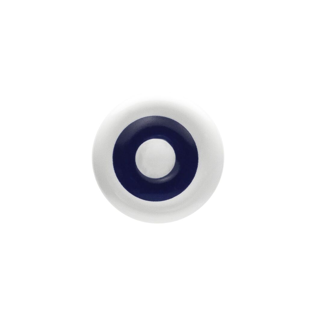 Weißer Knopf mit dunkelblauem Ring.