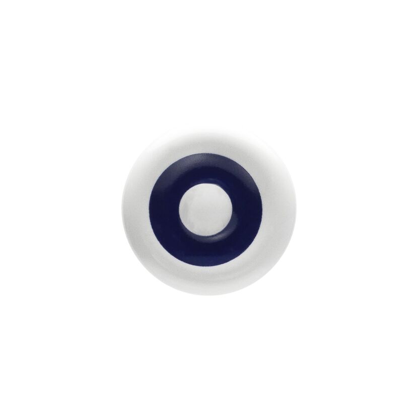 Weißer Knopf mit dunkelblauem Ring.