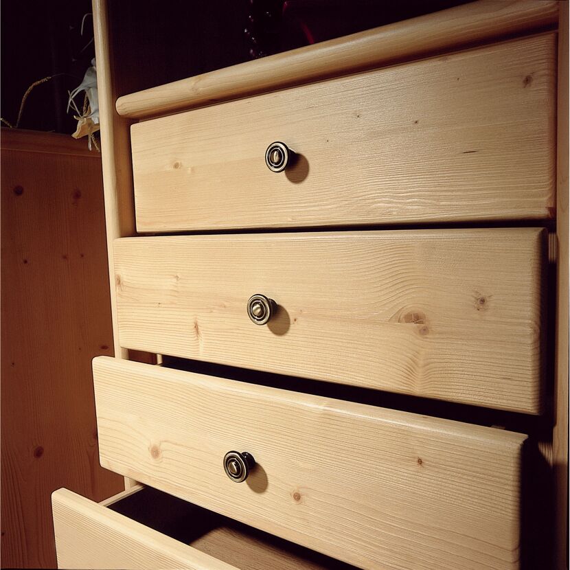 Holzkommode mit vier Schubladen