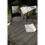 Terrasse mit Gartenmöbeln und Landkarten