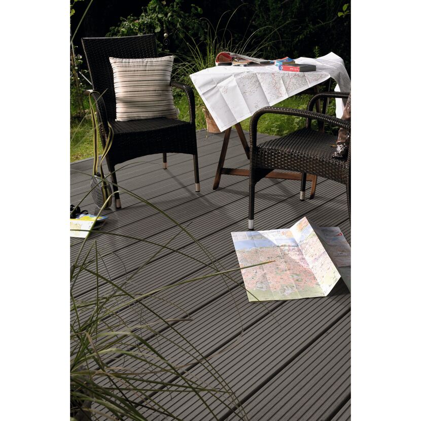 Terrasse mit Gartenmöbeln und Landkarten
