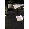 Zwei Gartenstühle und ein Tisch auf Terrassendielen