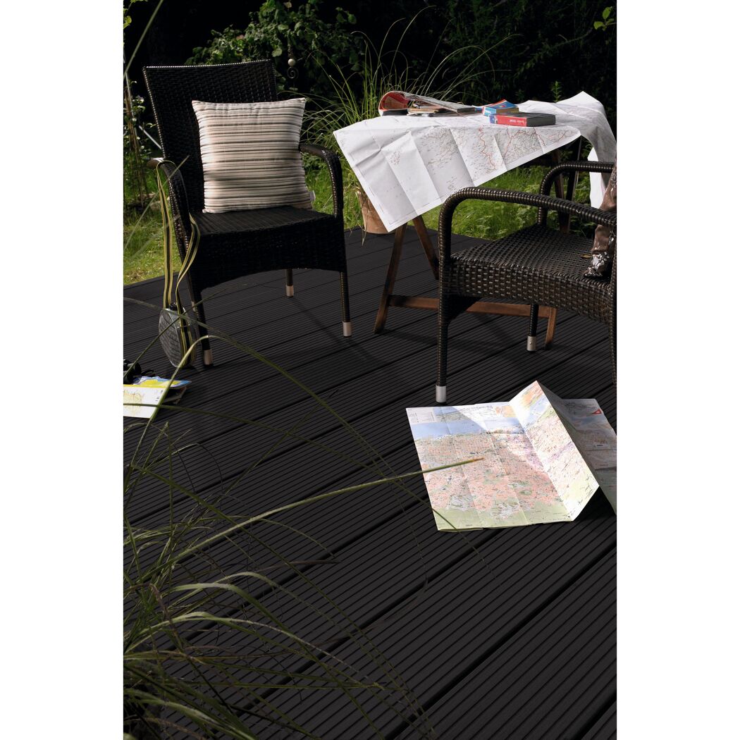 Zwei Gartenstühle und ein Tisch auf Terrassendielen