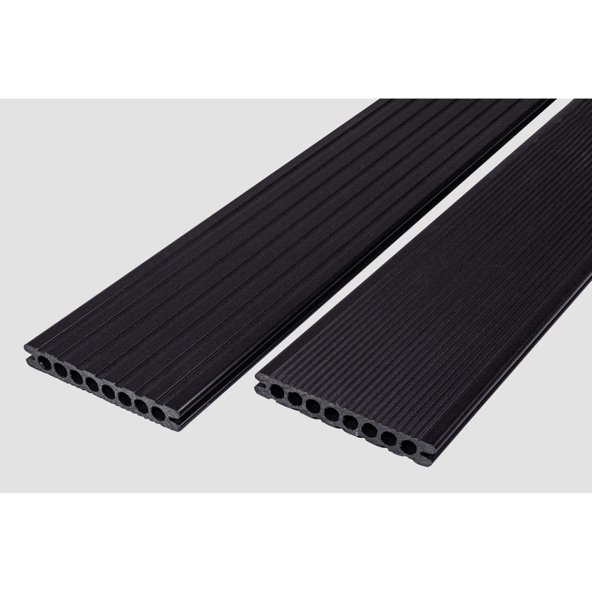 Zwei schwarze WPC Dielen