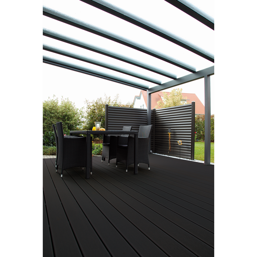 Tisch und Stühle auf Terrasse mit WPC-Dielen