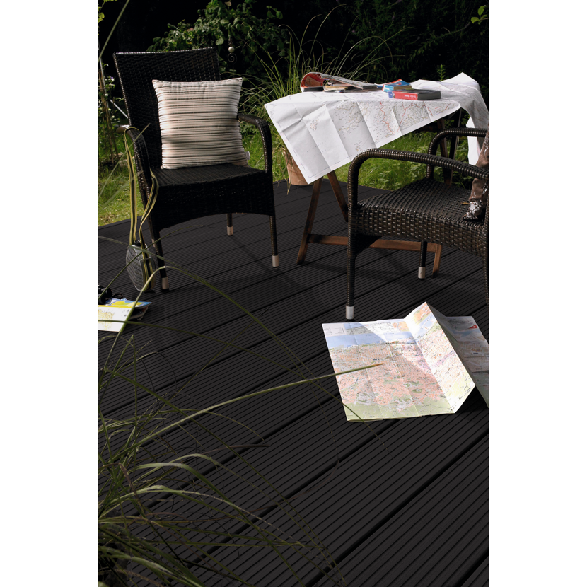 Gartenmöbel und Karte auf dunkler Holzterrasse