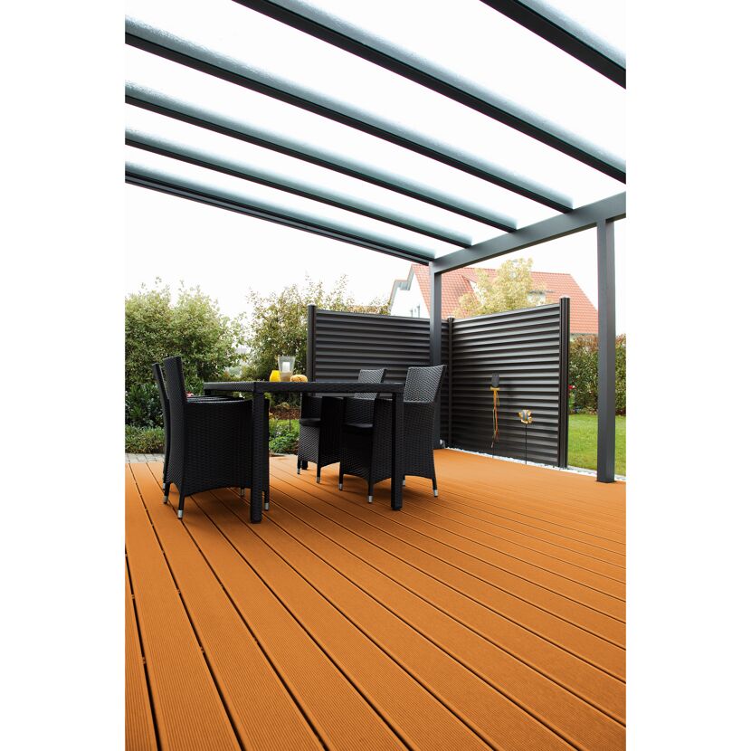 Terrasse mit Essbereich unter Pergola