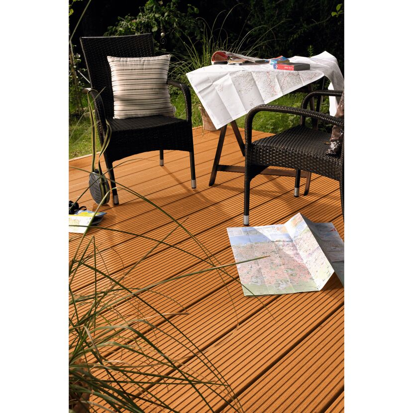 Holzterrasse mit Gartenmöbeln und Stadtplan