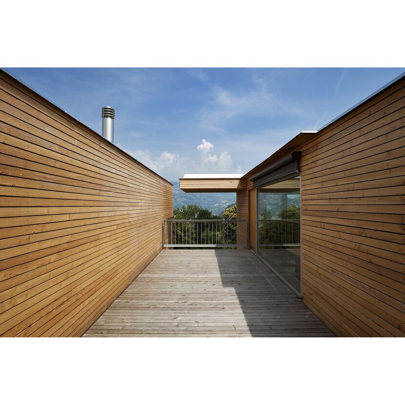 Holzbalkon mit Blick in die Berge