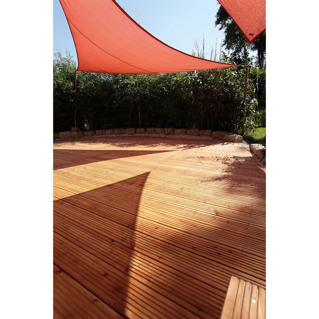 Holzterrasse mit Sonnensegel und Bambus