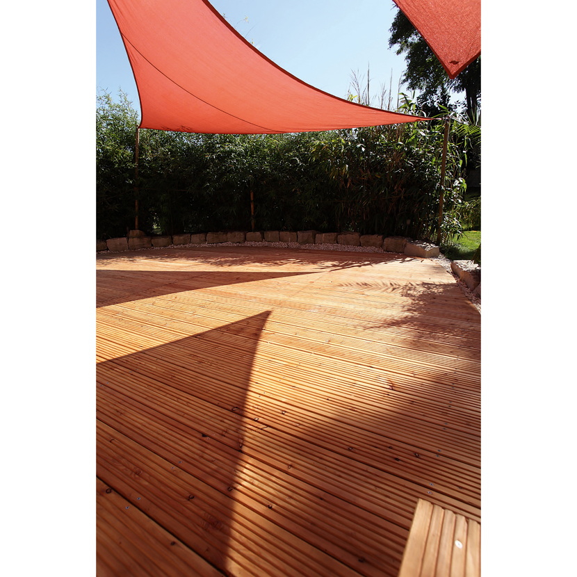 Holzterrasse mit Sonnensegel