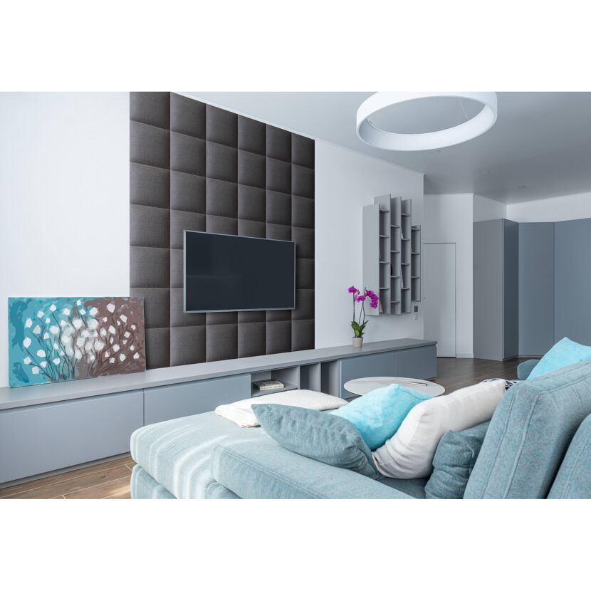 Modernes Wohnzimmer mit Wandkissen und TV