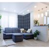 Modernes Wohnzimmer mit hellgrauem Boden, grauer Couch und weißen Wänden.