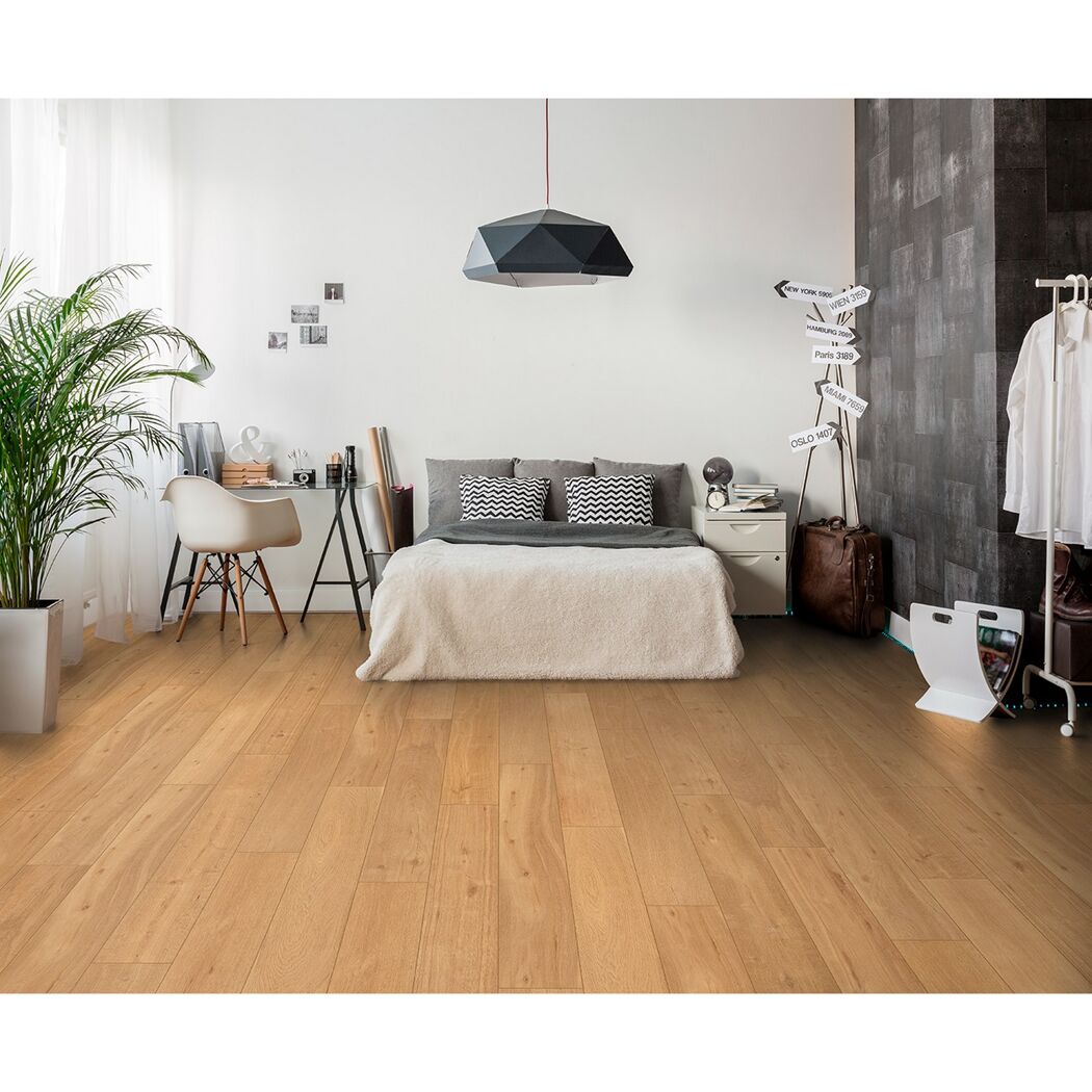 Schlafzimmer mit hellem Holzboden