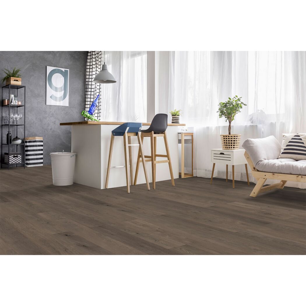 Wohnküche mit braunem Laminatboden