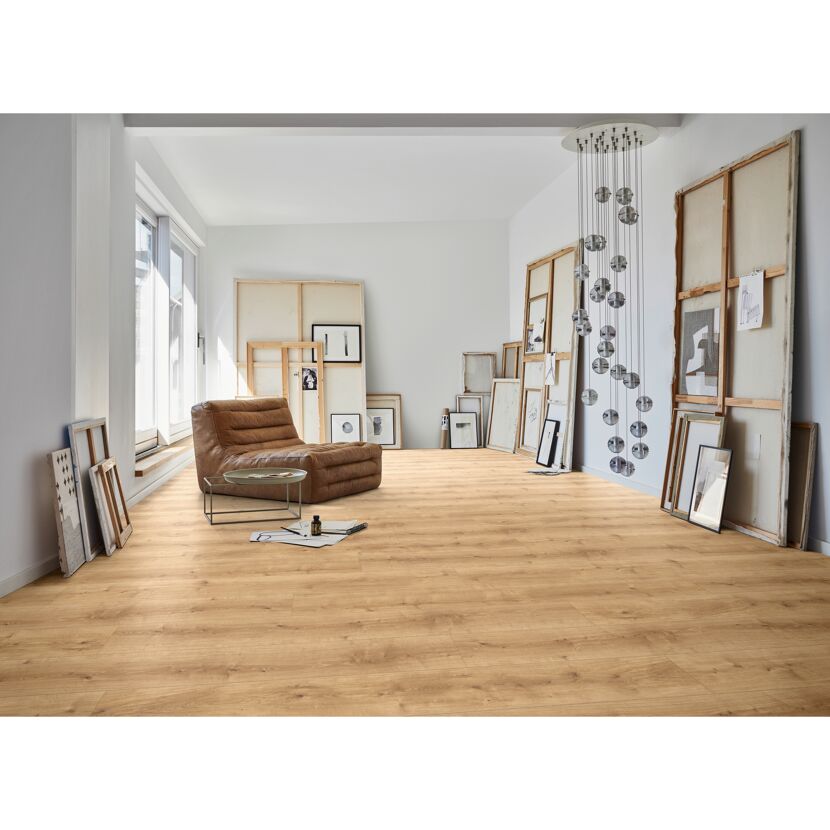 Heller Holzboden in einem Atelier