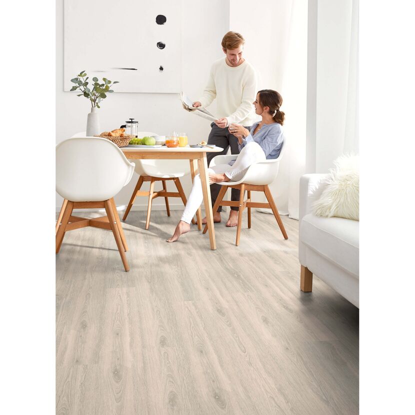 Zwei Personen sitzen an einem Esstisch auf dem Vinylboden Polar Oak