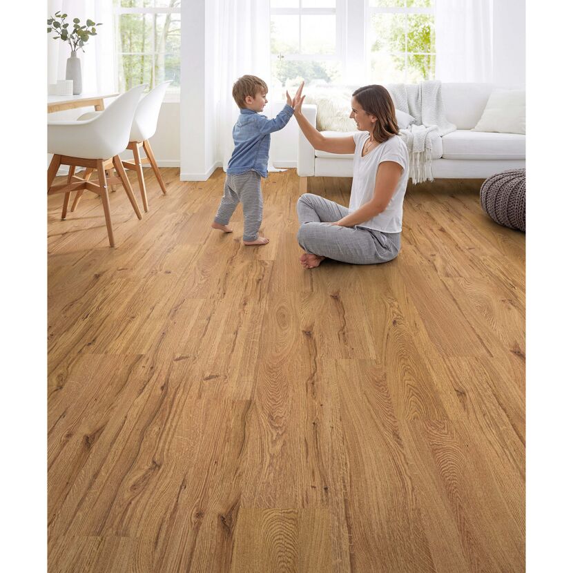 Mutter und Kind spielen auf dem Designbodenbelag Oak Principal