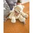 Kind sitzt mit großem Teddy auf Korkparkett