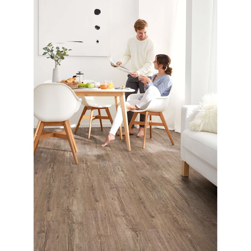 Zwei Personen frühstücken am Tisch. Vinyl-Fussbodenbelag TUSCAN PINE