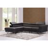 Schwarzes Ledersofa mit Ottomane auf hellgrauem Teppich