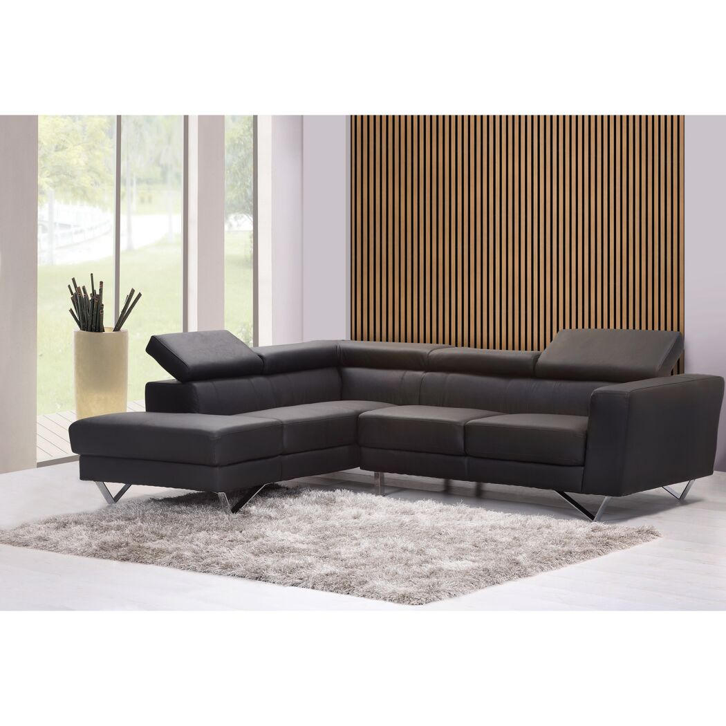 Schwarzes Ledersofa mit Ottomane auf hellgrauem Teppich