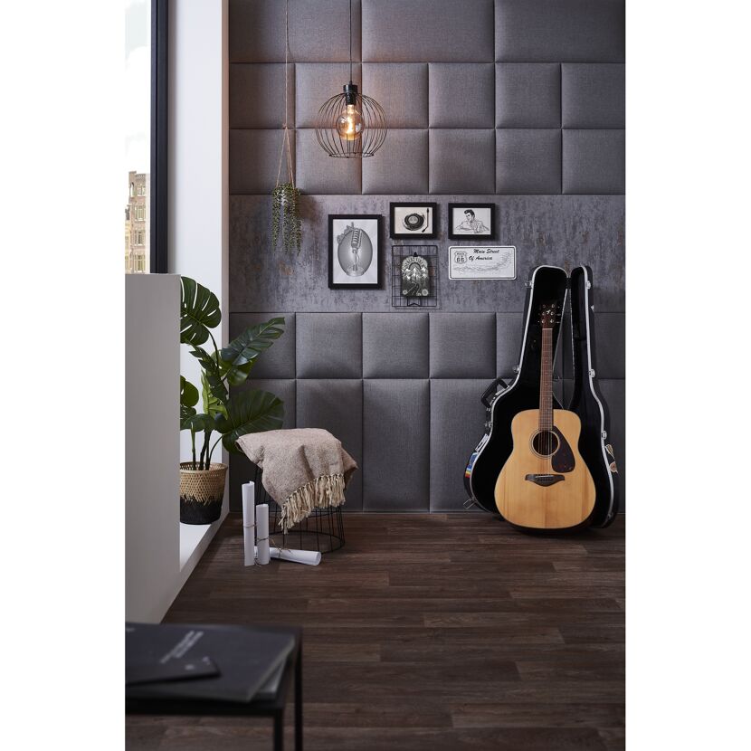 Gemütliches Zimmer mit Wandkissen und Gitarre.