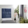 Blaues Wandkissen Inari an einem Bett.