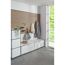 Garderobe mit Holzpaneel und weißen Schränken