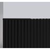Schwarzes Akustikpaneel an Wand