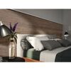 Bett mit Holzpaneel