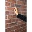 Hand berührt Ziegelwand