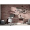 Heimarbeitsplatz mit Fahrrad an Backsteinwand