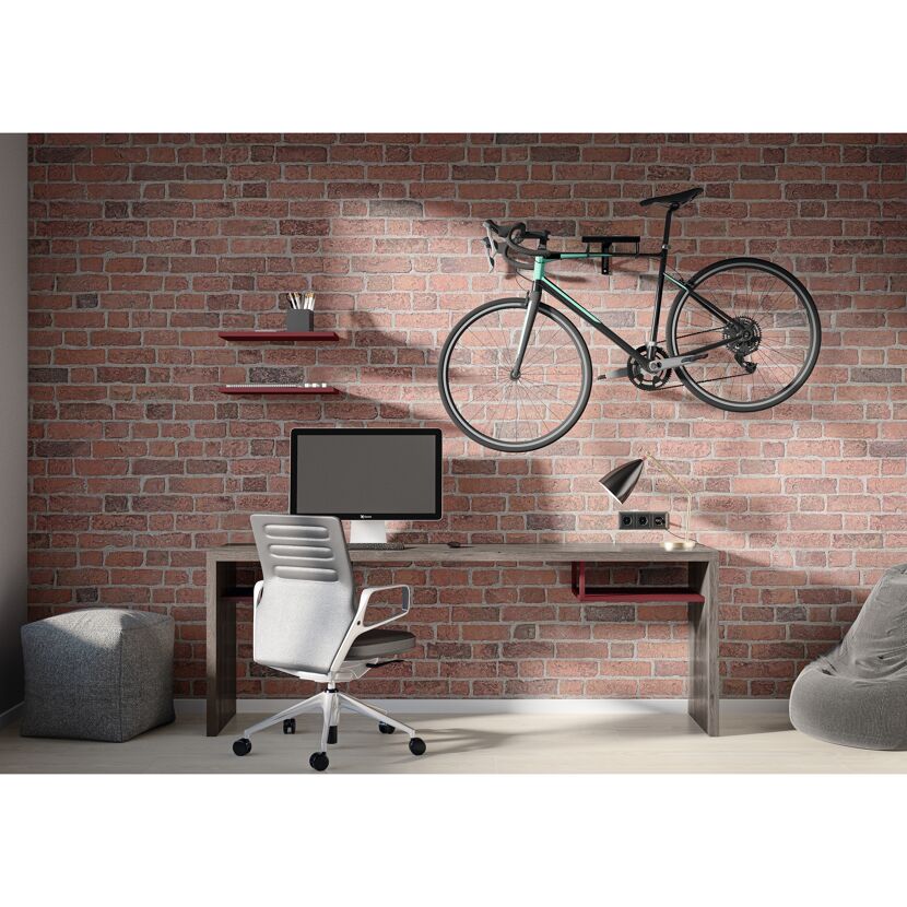 Heimarbeitsplatz mit Fahrrad an Backsteinwand