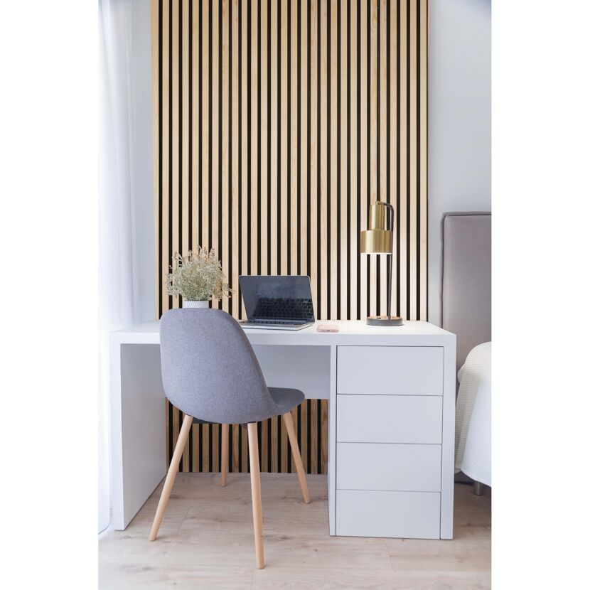 Schreibtisch an Holzwand